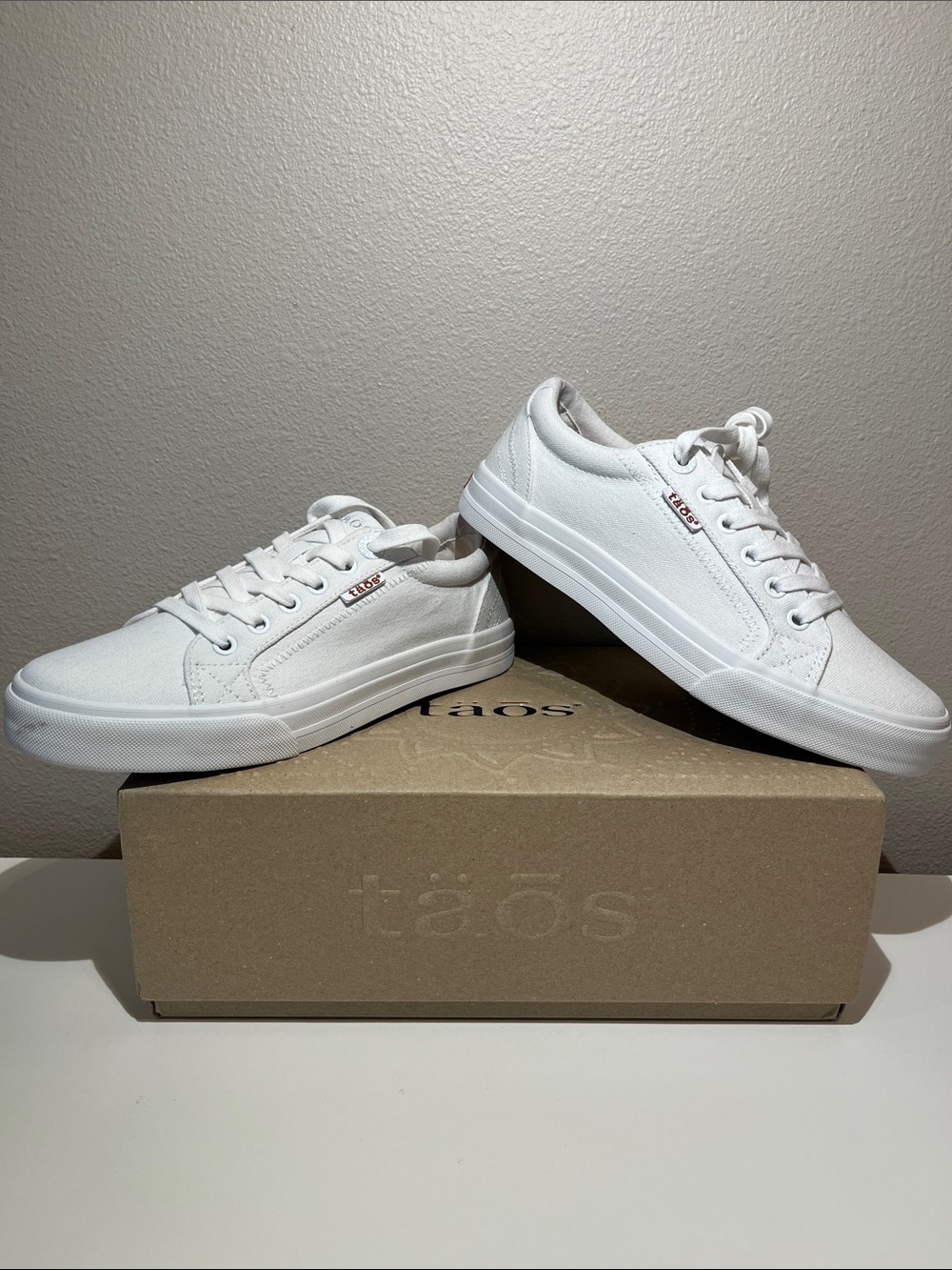 NWT Taos Footwear Plim Soul Canvas Sneaker - White